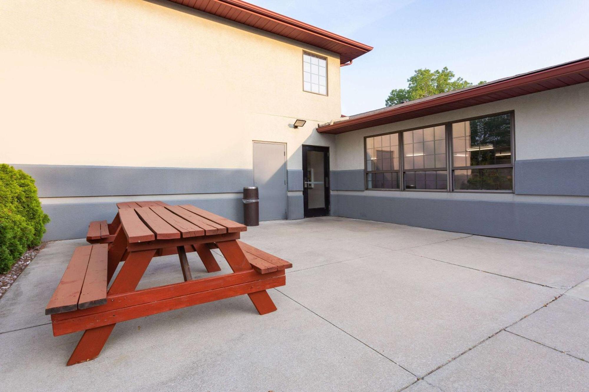 Super 8 By Wyndham Marysville/Port Huron Area Exterior photo